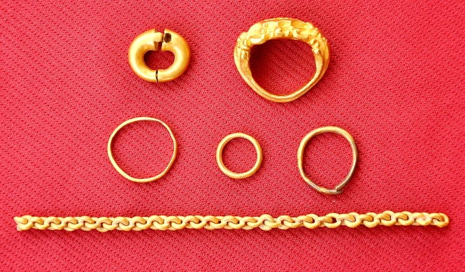 Những hiện vật bằng vàng được tìm thấy trong quá trình khai quật ở khu di tích Gò Tháp - Ảnh: V.Tr. Những hiện vật bằng vàng được tìm thấy trong quá trình khai quật ở khu di tích Gò Tháp - Ảnh: V.Tr.
