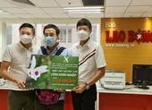 Quyền Linh hỗ trợ 10 tấn gạo cho 1.000 nghệ sĩ, nhân viên sân khấu khó khăn ảnh 5 MC Quyền Linh ủng hộ 2,2 tỉ đồng cho quỹ vaccine