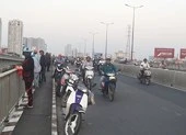 Nam thanh niên nhảy Phá Tam Giang tự tử trước mặt mẹ ảnh 2 Người để thư tuyệt mệnh trên cầu Sài Gòn nghĩ lại nên về nhà