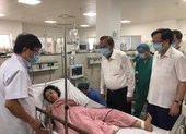 Vụ lật xe ở Quảng Bình: Nạn nhân thứ 15 tử vong ảnh 2 PTT Trương Hòa Bình thăm nạn nhân trong vụ lật xe ở Quảng Bình