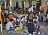 5 anh em đang cách ly được mang đồ bảo hộ về tiễn đưa cha ảnh 2 Người dân Huế ngồi vật vờ bên vỉa hè chờ được đi cách ly