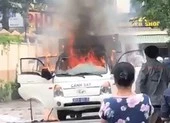 2 xe đối đầu, bốc cháy dữ dội khiến nhiều người bị thương ảnh 2 Xe chở phạm nhân bốc cháy khi đang chạy trên đường ở TP.HCM