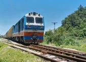 1 phụ nữ bị tàu hỏa tông tử vong khi ngồi cạnh đường ray ảnh 2 Băng qua đường sắt không quan sát, hai người bị tàu hỏa tông