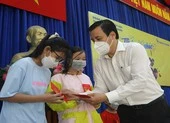 'Địa phương quan tâm cho cháu đến đây nhận quà tôi rất biết ơn' ảnh 5 Đưa con đi nhận quà Tết 2022: 'Tôi vui và biết ơn rất nhiều'