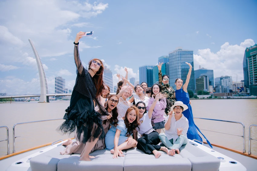 Các chị đẹp tham gia hoạt động chung. Ảnh: NSX Chị đẹp đạp gió rẽ sóng