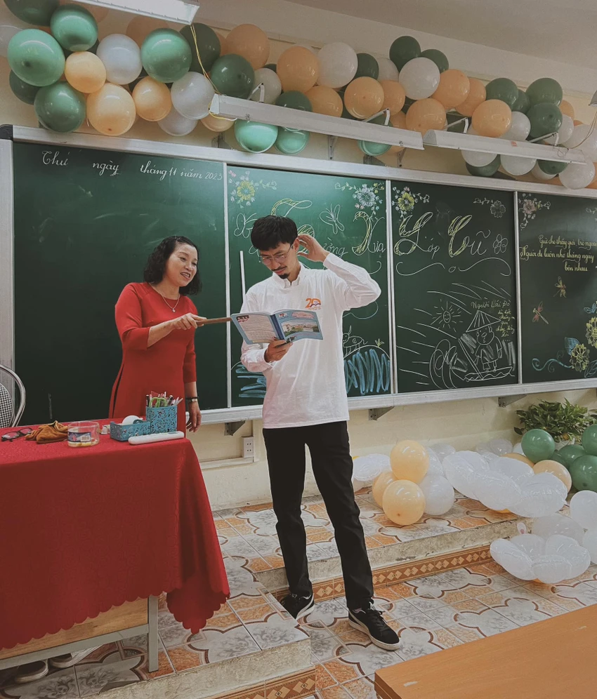 Rapper Đen Vâu và cô giáo dạy văn của mình. Ảnh: NSCC nghệ sĩ