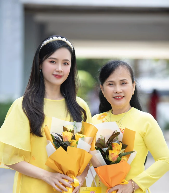 Diễn viên Midu khoe những hình ảnh đẹp bên cô giáo trong ngày về thăm trường nghệ sĩ