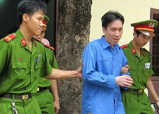 “Siêu lừa” ôtô bằng giấy tờ giả lãnh 10 năm tù ảnh 1 “Siêu lừa” ôtô bằng giấy tờ giả lãnh 10 năm tù ảnh 1