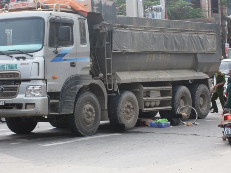 Chờ đèn đỏ, một phụ nữ bị xe tải đâm chết ảnh 1 Chờ đèn đỏ, một phụ nữ bị xe tải đâm chết ảnh 1