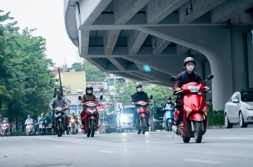 Sáng sớm nay, ngày 7-11, người dân ở Hà Nội ai nấy cũng đều khoác áo ấm khi ra đường. DSC02138.JPG