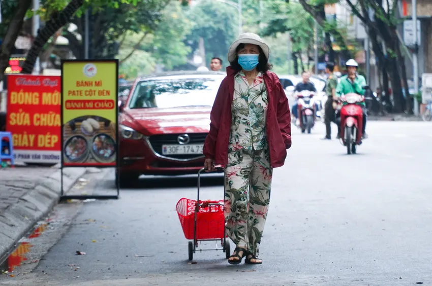 Thủ đô Hà Nội nhiều mây, đêm có lúc mưa rào và dông, ngày không mưa, đêm lạnh. Nhiệt độ thấp nhất 21 - 23 độ C, cao nhất 25 - 27 độ C. DSC02201.JPG