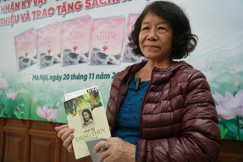 Bà Đặng Kim Trâm – em gái của Liệt sĩ Đặng Thùy Trâm cho biết đây là chương trình hết sức ý nghĩa. Ảnh DIỆU THU tu-sach-dang-thuy-tram (1).JPG