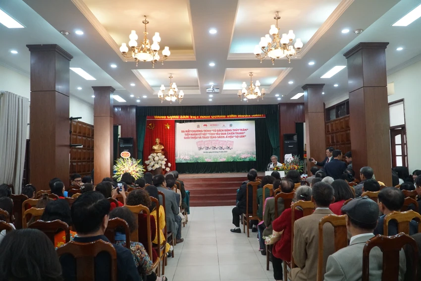 Toàn cảnh Chương trình “Tủ sách Đặng Thùy Trâm". Ảnh DIỆU THU Lan tỏa ‘tủ sách Đặng Thùy Trâm’ đến với trường học