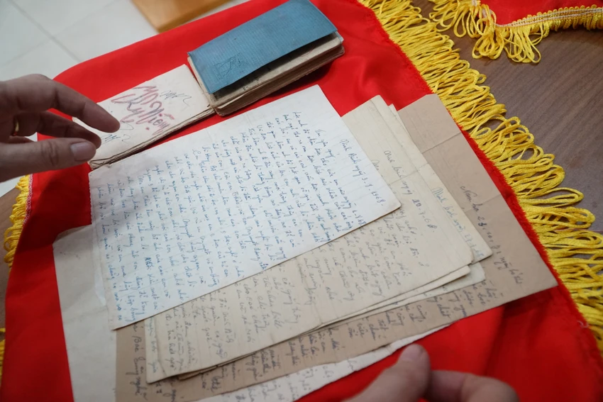 Nhiều kỷ vật được gia đình, thân nhân liệt sĩ trao tặng cho chương trình. Ảnh DIỆU THU tu-sach-dang-thuy-tram (3).JPG