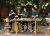 Nhã Phương và hội bạn thân showbiz siêu hot ở 'Ẩm thực kỳ thú' ảnh 6 Hồng Thanh giành ăn với Nam Thư trong Ẩm thực kỳ thú