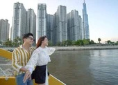 MC Quốc Bảo và diễn viên Duy Khương thách nhau mua đồ tại chợ Bến Thành ảnh 3 Cùng Quốc Bảo và Phan Như Thùy trải nghiệm tàu buýt sông Sài Gòn