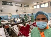 Hình ảnh Quyền Linh và 2 ái nữ ngày còn thơ bé ảnh 13 Quyền Linh xúc động khi hỗ trợ người dân miền Trung