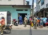 Người đàn ông có thẻ bảo vệ tử vong trong tư thế treo cổ ảnh 2 1 thanh niên chết trong tư thế treo cổ ở dãy ki-ốt quận 6