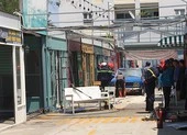 Xưởng giày ở quận 4 cháy lớn dưới trời mưa ảnh 4 Cháy ki-ốt trong khu mua sắm, nhiều người hoảng loạn tháo chạy