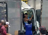 Tài xế người nước ngoài ‘tái mặt’ sau tai nạn liên hoàn ảnh 3 Ùn tắc nhiều cây số sau cú va chạm liên hoàn ở Bình Tân