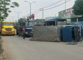 Xe ben chở đất lật ngang quốc lộ, hàng ngàn ô tô kẹt cứng ảnh 5 Bình Chánh: Xe tải lật ngang, 2 người bị thương