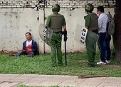 Thanh niên tự dùng hung khí đâm vào bụng ở quận 4 ảnh 2 Thanh niên la hét rồi tự đâm vào bụng