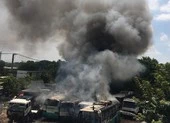 Cháy nhà gần chợ ở Tân Phú, nhiều người náo loạn ảnh 2 Cháy bãi giữ xe ở Bình Chánh, 11 ô tô bị thiêu rụi