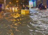 Bệnh viện Hóc Môn ngập nặng, bác sĩ lội nước chữa bệnh ảnh 9 Mưa cực lớn, hàng loạt tuyến đường thành sông