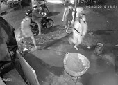 Lao xe bán tải vào nhóm người để giải cứu bạn ảnh 2 Nhiều người lấy cớ con trai nợ nần để tới đập phá nhà cửa