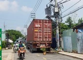 Container húc dải phân cách, tông 2 ô tô ở Bình Thạnh ảnh 3 Container va máy biến áp, hàng trăm hộ dân mất điện