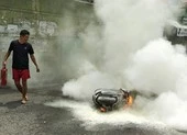 Xe máy bốc cháy bất ngờ, chủ xe nháo nhào bỏ chạy ảnh 3 Xe máy đang chạy bốc cháy, người dân hô hoán dập lửa