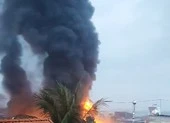 Bình Chánh: Cháy xưởng ống nhựa, nhiều người tháo chạy ảnh 3 Cháy xưởng bao bì ở Vĩnh Lộc B, khói cao hàng chục mét