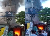Xưởng gỗ gần ngàn mét cháy rực trời ở quận 12 ảnh 4 Bình Chánh: Cháy xưởng ống nhựa, nhiều người tháo chạy