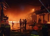 Đám cháy kho ven quốc lộ ở Hóc Môn: Đến sáng vẫn còn cháy ảnh 6 Hóc Môn:Cháy cực lớn ven quốc lộ, nhiều nhà xưởng bị thiêu rụi