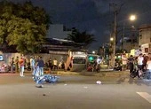 Ô tô lật ngửa sau khi tông biển báo, tài xế may mắn bị xây xát ảnh 3 Ô tô lật ngửa sau tai nạn làm 3 người thương vong ở Tân Phú