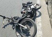 Thanh niên tông dải phân cách, xe máy văng 50m ở Tân Phú ảnh 3 Sau khi tông dải phân cách, nam thanh niên văng qua làn ô tô