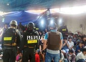 Cảnh sát chèo ghe vây bắt trường gà 'khủng' ở Bình Chánh ảnh 2 Công an đột kích sới gà cực lớn ở đường Võ Văn Kiệt