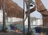 TP.HCM: Mưa lớn kéo dài, nhiều tuyến đường thành sông ảnh 16 Lốc cuốn mái tôn ở bãi xe bay qua đường ở quận 10