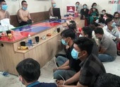 Bị tập kích, hàng chục con bạc nhảy kênh lấy lá che người ảnh 7 Cảnh sát bắt sới bạc trong căn nhà 3 tầng ở Bình Tân