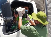 Phá đường dây ma túy khủng vận chuyển bằng xe ‘luồng xanh’ vào TP.HCM ảnh 3 Lực lượng trực chốt tự chế ‘ống’ camera để quét mã QR
