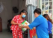 Hàng chục người nước ngoài khó khăn được công an tặng quà ảnh 3 Đoàn viên Thanh niên quận 12 đến với các em bé mất mẹ do COVID-19