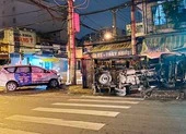 Công an ra quân gỡ chốt, dân vừa mừng vừa lo ảnh 9 Va chạm taxi ở ngã tư quận Gò Vấp, ô tô tải lật ngang