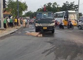 Ô tô tông 4 xe máy đang dừng chờ đèn đỏ ở trung tâm TP.HCM ảnh 3 Va chạm với xe tải cẩu khi đi làm về, người phụ nữ 62 tuổi tử vong