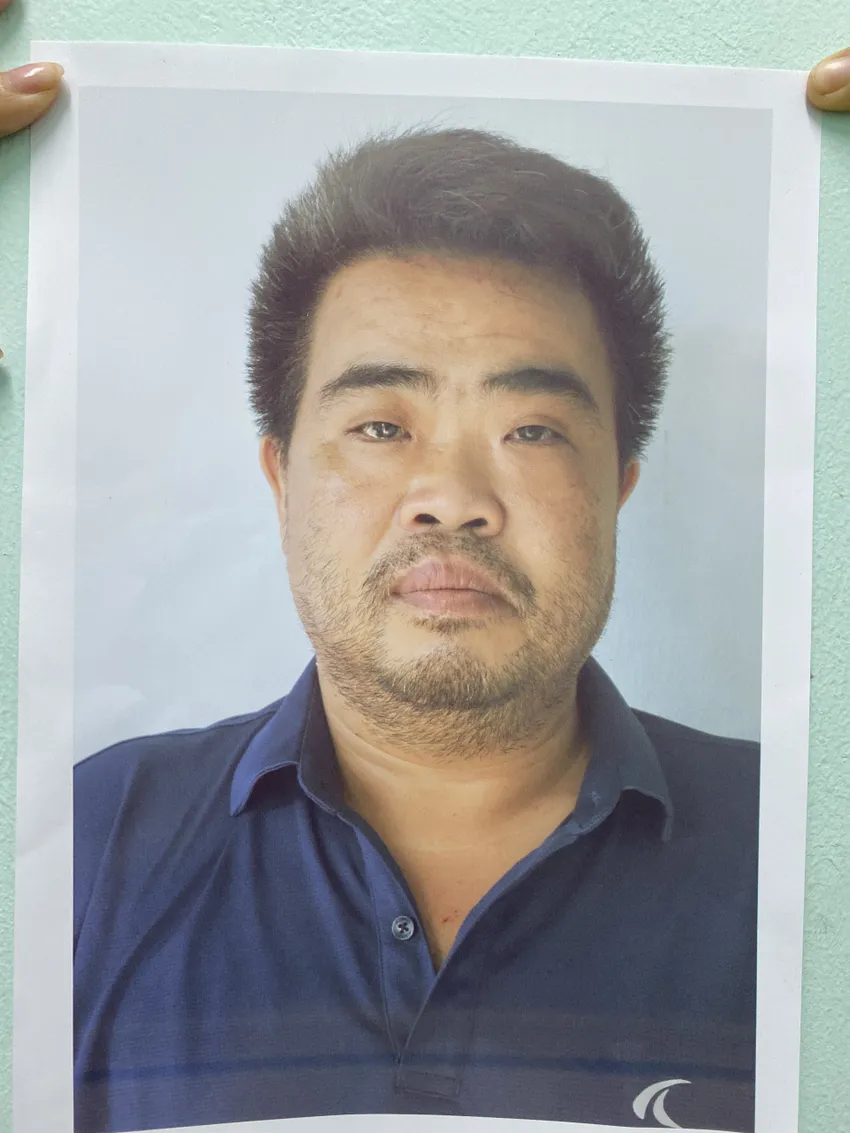 Trước đó, Công an huyện Hóc Môn đã bắt quả tang ông Sơn đang nhận hối lộ của người chạy xe lôi. Ảnh: CA ảnh 2