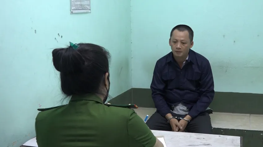 Công an lấy lời khai với ông Nghĩa để điều tra. Ảnh: CA ảnh 1