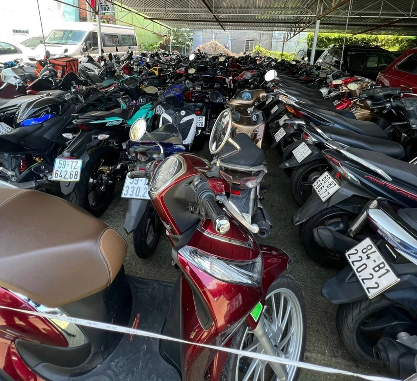 Hiện công an quận Gò Vấp tiếp tục mở rộng kiểm tra nhiều địa điểm khác. Ảnh: CA cong-an-tam-giu-hang-tram-xe-may-tiem-cam-do-1.jpg