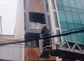 Cha đóng cửa phòng cùng hai con rồi phóng hoả ảnh 2 Cháy khách sạn ở TP.HCM, 1 người chết ngạt, 1 bị thương
