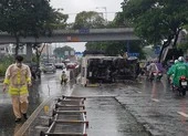 Thủ Đức: Xe tải tông dải phân cách, chắn ngang quốc lộ 1 ảnh 3 Xe tải lật trên đại lộ Võ Văn Kiệt, tài xế và phụ xe bị thương