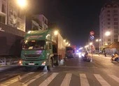 Xe container cày nát hơn 20 m dải phân cách ở Thủ Đức ảnh 2 Đầu container bẹp dúm ở ngã 4 Đinh Tiên Hoàng - Điện Biên Phủ