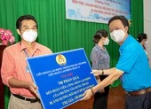 Công an Bình Thạnh trao 2.000 phần quà cho người gặp khó do dịch ảnh 4 Quận 12: Trao 10.000 phần quà cho công nhân lao động khó khăn